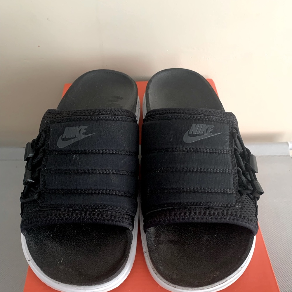 Size 8 Nike Asuna slides